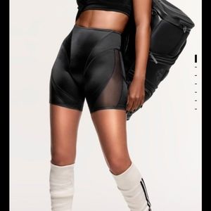 Ivy Park Noir Shiny bike short L